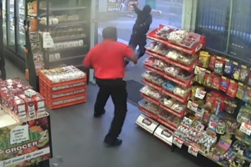 Австралийский продавец отбился от грабителей конфетами