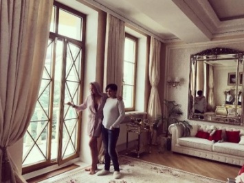 Волочкова решила "проветрить" грудь во время показа нового интерьера дома