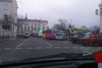 Боги парковки блокируют движение около одесского жд вокзала (ФОТО)