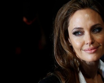 СМИ: После разрыва с Питтом у Джоли возникла опасная зависимость