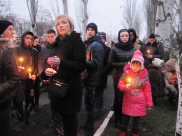 В память жертв голодомора на центральном проспекте зажгли свечи (фото)