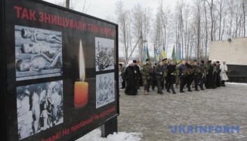 В Харькове в память о Голодоморе выложили кресты из зажженных свечей