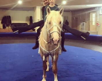 Анастасия Волочкова раздвинула ноги на коне в цирке