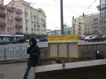 В Киеве появилась диковинная урна с призывом бросить курить