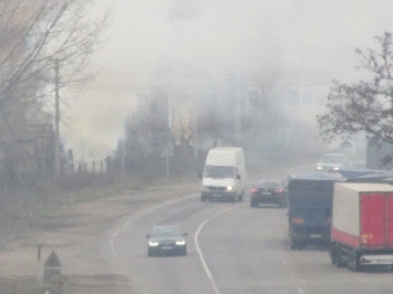 Под Николаевом трассу заволокло дымом, видимость ограничена: местные жители палят листву
