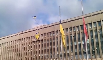 Пророссийские СМИ устроили истерику по поводу флага над Запорожской ОГА (ВИДЕО)