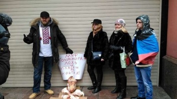 В Москве показ фильма о Голодоморе сорвали свинячьими костями и головой (ФОТО)
