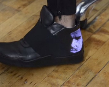 В США представили электронные кроссовки со светодиодным экраном