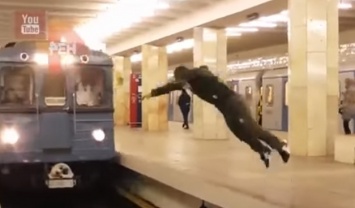 Экстремал перепрыгнул пути перед поездом метро