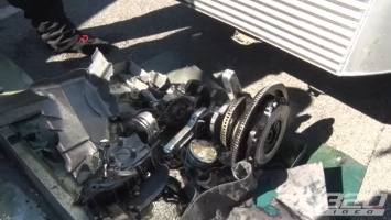 Это надо видеть: мотор VW Golf рассыпался на кусочки после гонки