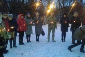 В День памяти жертв голодомора в Авдеевке зажгли сотни свечей (ФОТООТЧЕТ)