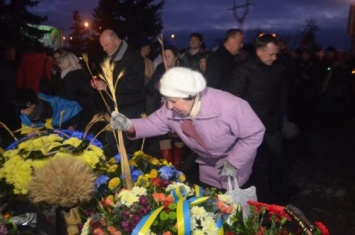В Запорожье почтили память жертв голодоморов