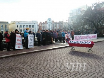 На митинге под ОГА в Кропивницком увеличилось количество людей