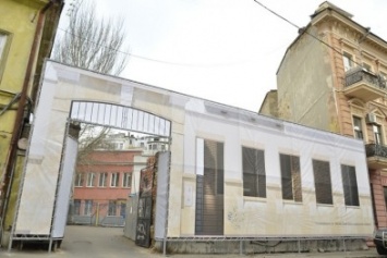 Новый баннер возле одесского Дома-стены облюбовал уличный художник (ФОТО)