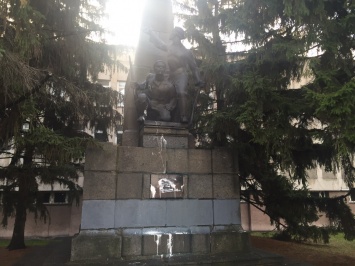 В Кременчуге осквернили памятник "За власть советов"