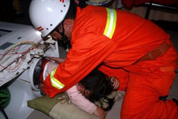 Спасатели в Китае достали ребенка из стиральной машины