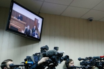 Прокурор: Янукович перед расстрелами на Майдане звонил Медведчуку в Россию, а Азаров летал к Путину