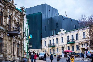 В Киеве архитектурный скандал - на Андреевском спуске построили гигантский уродливый черный куб