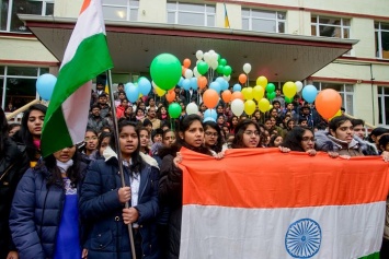 В Запорожье студенты-медики из Индии провели флэшмоб
