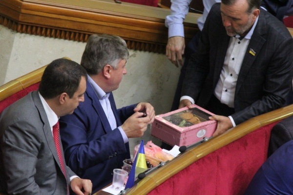 Депутаты едят сладости ящиками в ВР, а солдаты голодают (ФОТО)