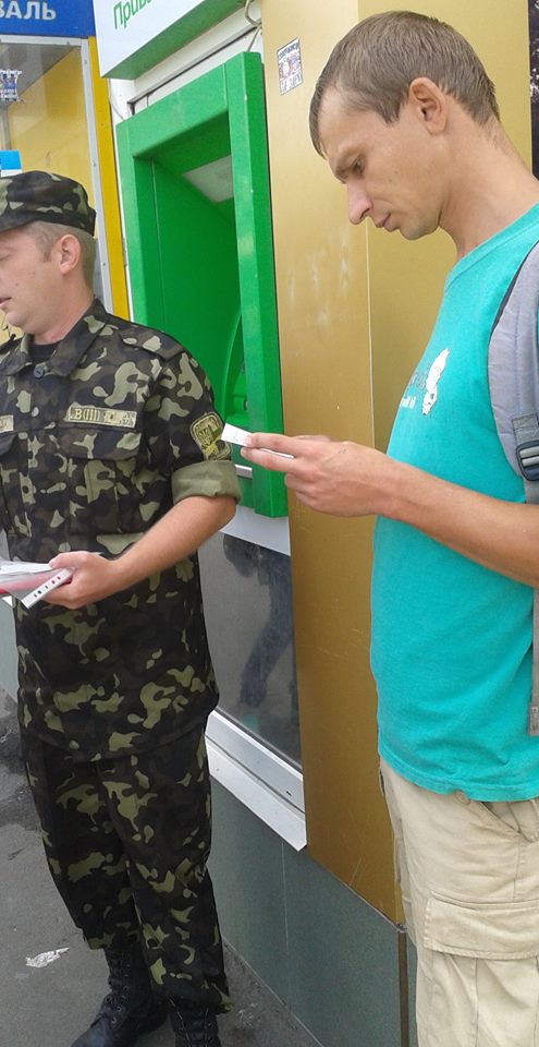 В Северодонецке повестки в военкомат выдают на пороге магазина