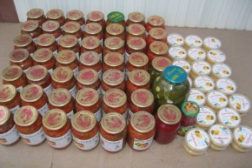 Прихожане херсонского храма передали волонтерам 40 литровых банок фирменного «Гопачка» (фото)