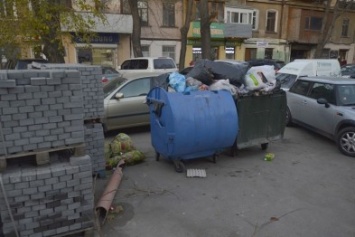 В Одессе из «тупика» на улице Жуковского невозможно вывозить мусор (ФОТОФАКТ)