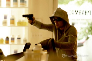 Угрожал пистолетом: под Киевом неизвестный ограбил продуктовый магазин