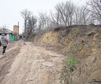 Древние оборонительные валы в Василькове начали уничтожать ради расширения дороги (фото)