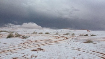 Жители Саудовской Аравии удивлены и испуганы снегом, который засыпал пустыню