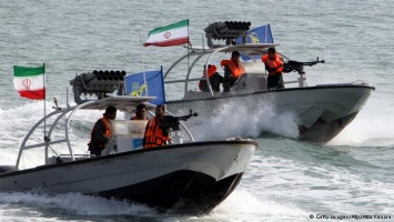Иранский патрульный катер навел оружие на американский вертолет
