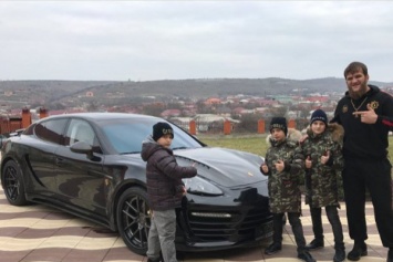 "Деньги откладывали неделю": сеть поразил шикарный подарок сыновей Кадырова тренеру