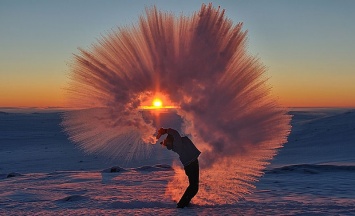 Вот что случится, если пролить горячий чай у полярного круга при температуре в 40 градусов ниже нуля
