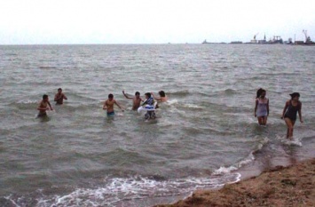 Мариупольская молодежь открыла сезон купания в Азовском море (ФОТО)