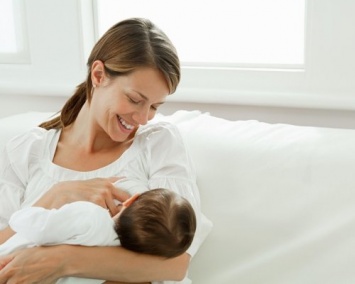 Ученые: Кормление новорожденных в "золотой час" снижает стресс младенца