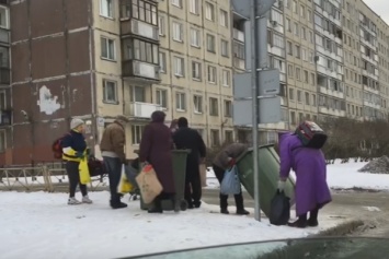 "Едят перед победой над НАТО": сеть взорвало видео россиян, роющихся в мусорных баках