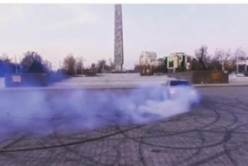 Одесский дрифтер устроил выкрутасы на площади 10 Апреля (ФОТО)