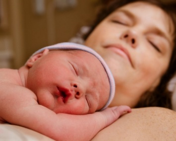 Ученые: Кормление новорожденных в «золотой час» снижает стресс младенца