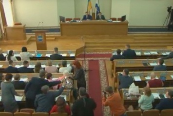 Кременчугские депутаты прямо на сессии внесли пожертвования для маленькой онкобольной кременчужанки