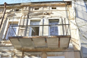 На фасаде здания в историческом центре Одессы нахалы пристроили балкон (ФОТОФАКТ)