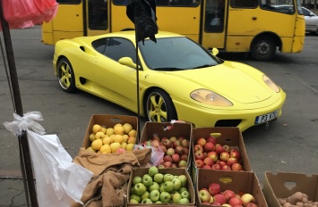 Такое увидишь только в Украине: Ferrari 360 Modena возле палатки с фруктами