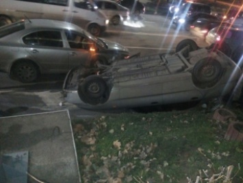 В центре города тройное ДТП - один из автомобилей перевернулся на крышу (фото)