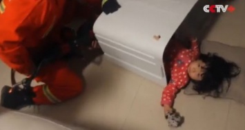 В Китае маленькая девочка застряла в стиральной машине (Видео)