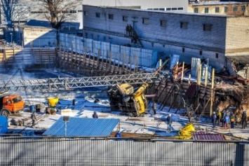 В Харькове на стройке упал башенный кран (ФОТО)