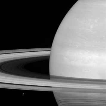 "Кассини" передал общее фото Сатурна со спутником Мимасом