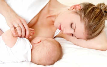 Кормление новорожденных в «золотой час» снижает риск проявления стресса