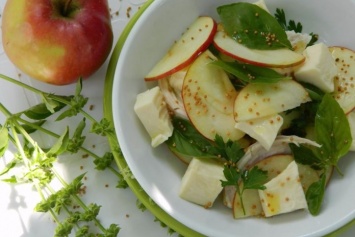 Легкий салат с яблоками и сыром для тех, кто на диете!
