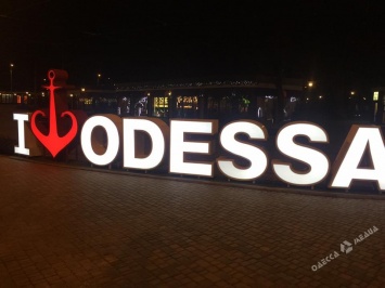 В Одессе буквы инсталляции на Старосенной площади перекрыли пластиком, чтобы дети не попали под трамвай