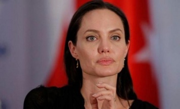 Из-за развода с мужем Анджелина Джоли похудела до 34 килограммов
