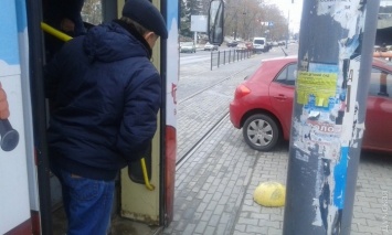 "Одесгорэлектротранс" договорился с полицией о борьбе с автохамами, блокирующими рельсы